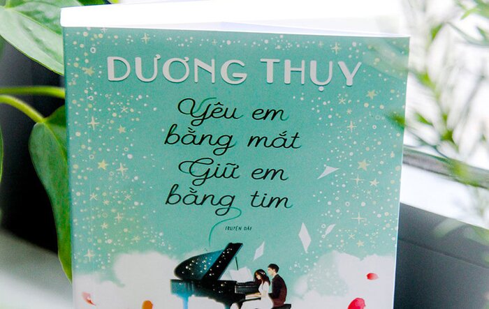 Dương Thụy ra sách 'Yêu em bằng mắt, giữ em bằng tim'