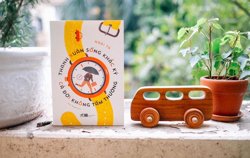 Sách "Thanh Xuân Sống Khắc Kỷ Cả Đời Không Tầm Thường" của tác giả Hoài Tả