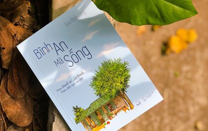 "Bình An Mà Sống" của Lưu Đình Long: Ngòi bút uyển chuyển chở năng lượng tích cực