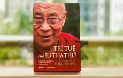 Trí tuệ của sự tha thứ: Con người đời thường của Đức Đạt Lai Lạt Ma, một lãnh tụ Phật giáo lỗi lạc của thế giới qua “góc quan sát” của một người bạn “nối khố”.