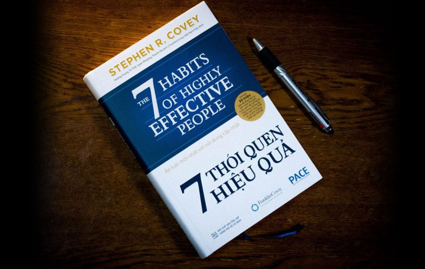 Sách "7 Thói Quen Hiệu Quả (The 7 Habits of Highly Effective People)" của tác giả Stephen R. Covey