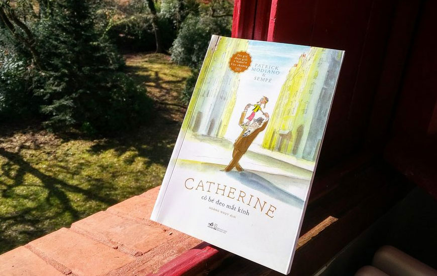 Sách "Catherine Cô Bé Đeo Mắt Kính" của tác giả Patrick Modiano & Sempé