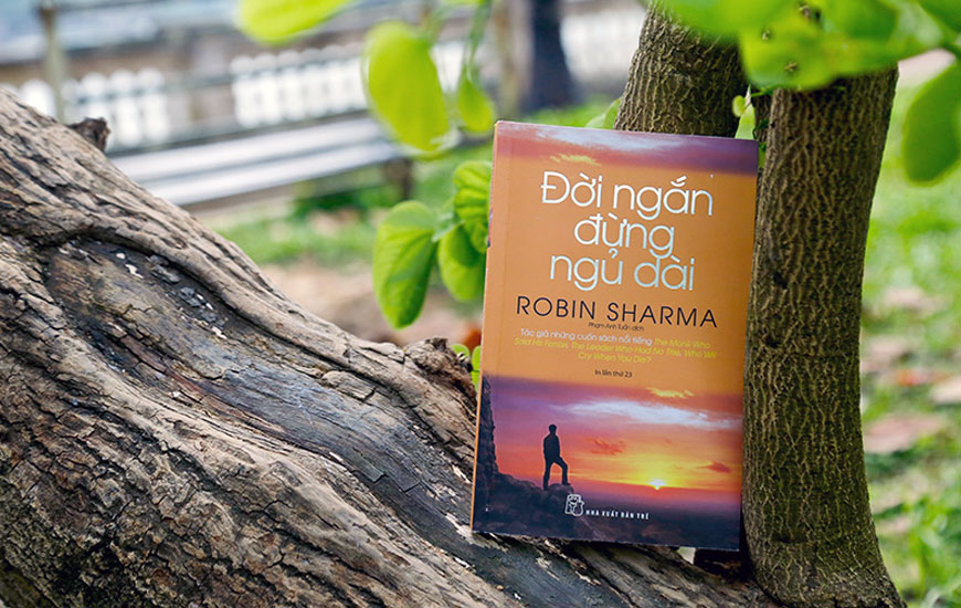 Sách "Đời Ngắn Đừng Ngủ Dài" của tác giả  Robin Sharma