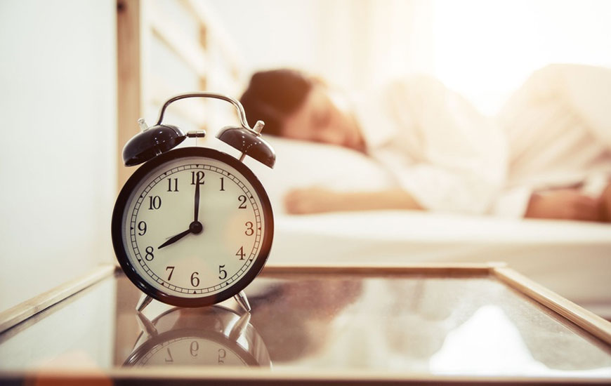 Theo tác giả Fumio Sasaki, ngủ nướng là một trong những thói quen xấu cần thay đổi