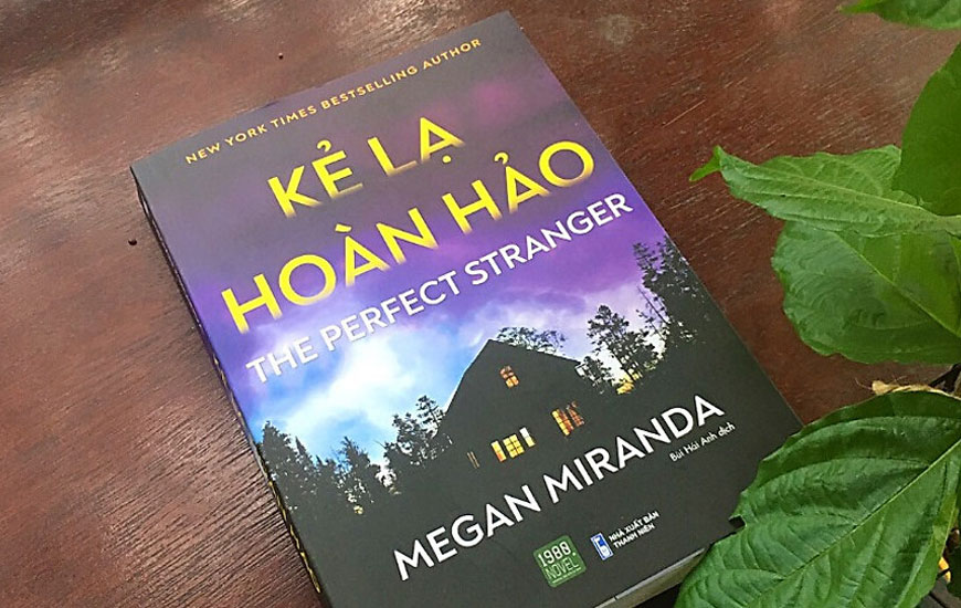 Sách "Kẻ Lạ Hoàn Hảo - Thị Trấn Nhỏ Với Những Bí Mật Lớn" của tác giả Megan Miranda