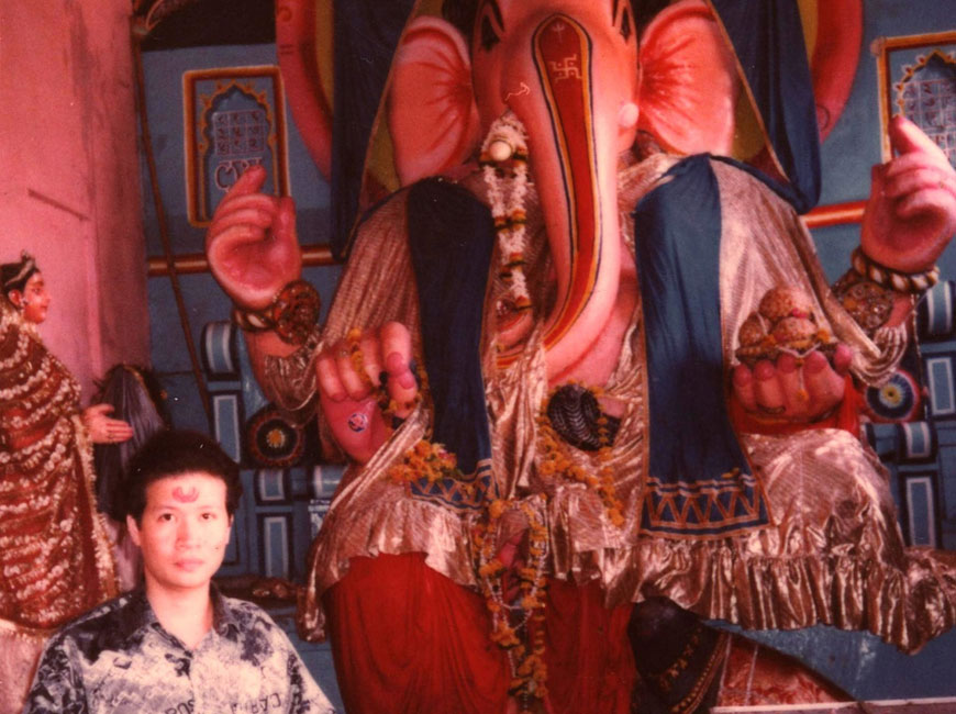 Nhà văn Hồ Anh Thái bên tượng Ganesha đầu voi mình người - thần Trí Tuệ và Thịnh Vượng, năm 1991. Tương truyền Mahabharata do Vyasa đọc cho Ganesha chép thành văn bản.