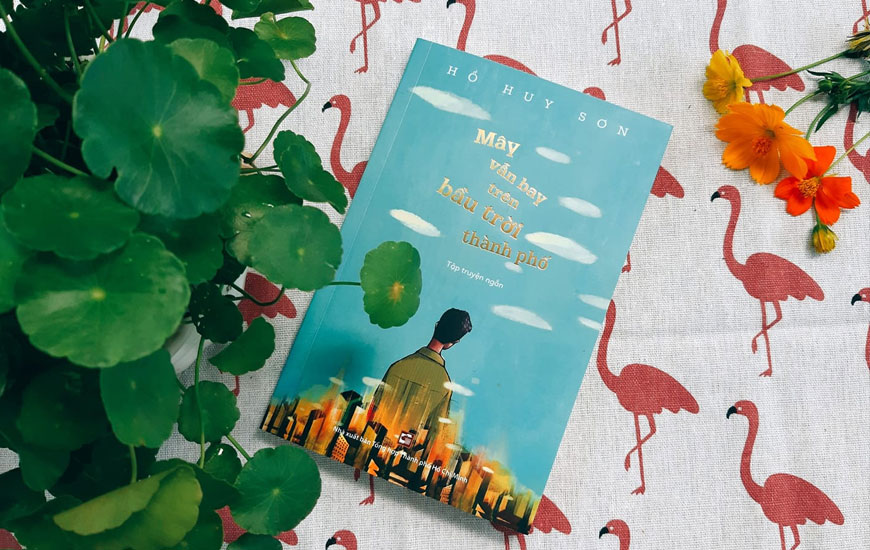 Sách "Mây Vẫn Bay Trên Bầu Trời Thành Phố " của tác giả Hồ Huy Sơn