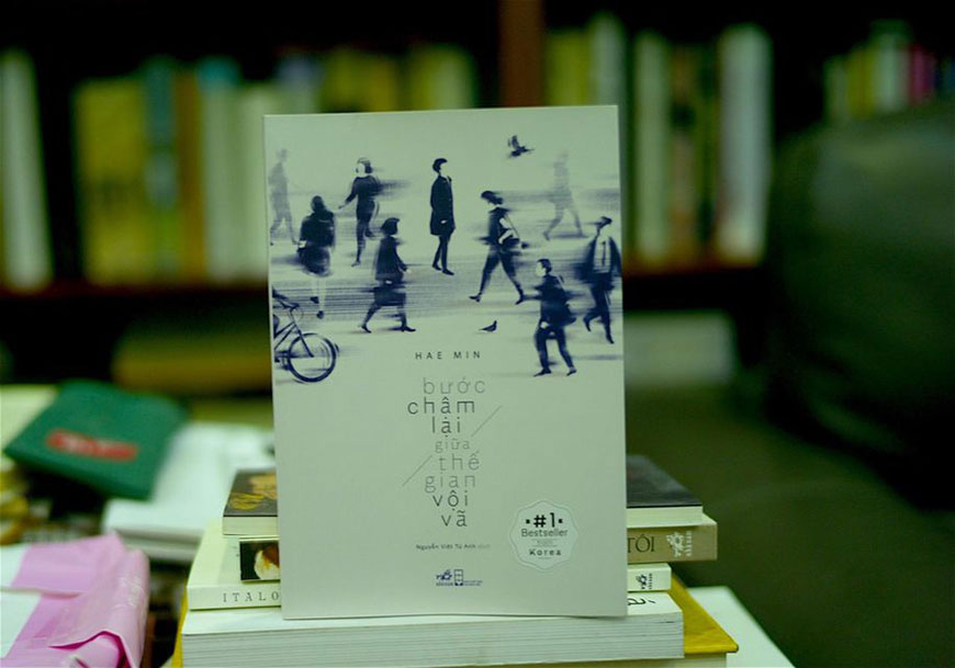 Sách "Bước Chậm Lại Giữa Thế Gian Vội Vã" của tác giả Hae Min