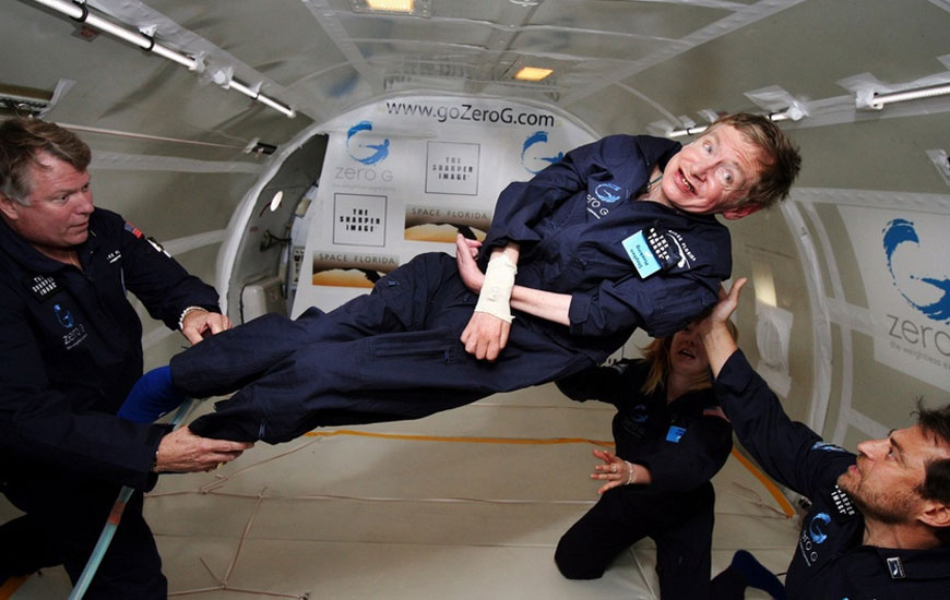 Stephen Hawking khi trải nghiệm trạng thái không trọng lực trong một thiết bị của NASA.