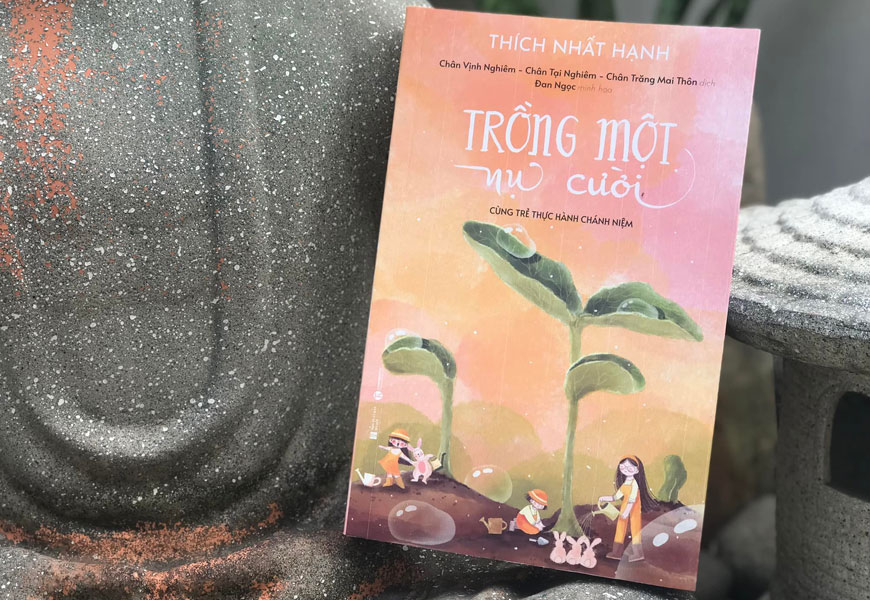 Sách "Trồng Một Nụ Cười - Cùng Trẻ Thực Hành Chánh Niệm" của tác giả Thích Nhất Hạnh