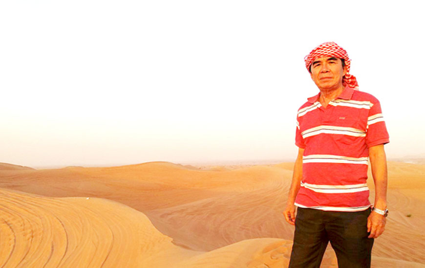 Nhà báo - tác giả Lưu Đình Triều tại Dubai, UAE. Anh viết báo từ năm 1981, từng là Tổng thư ký tòa soạn báo Tuổi trẻ. Các tác phẩm đã ra mắt gồm "Bật một que diêm" (2009), "Tổ quốc không có nơi xa" (2011).