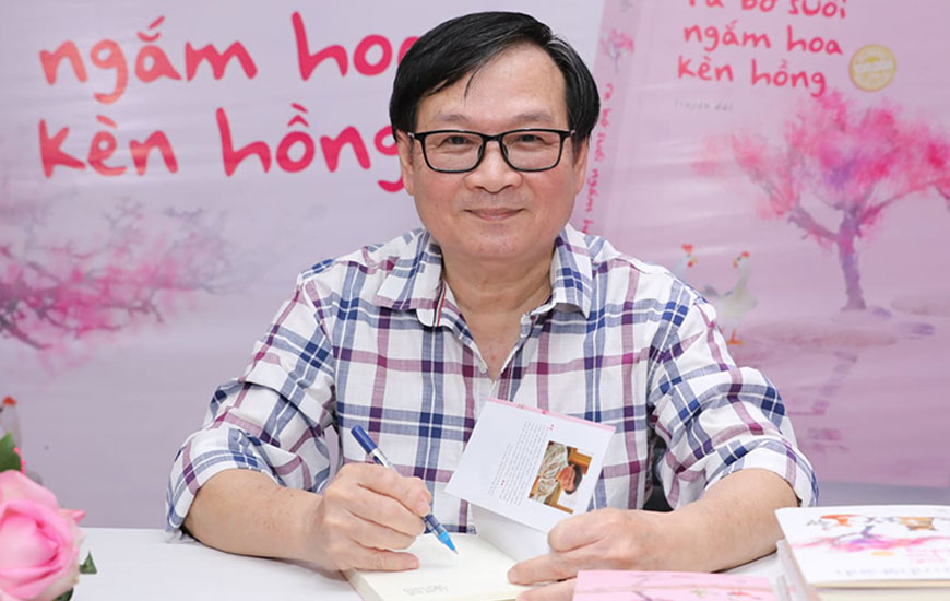 Nhà văn Nguyễn Nhật Anh trong buổi ra mắt sách hồi tháng 1 tại TP HCM. Ảnh: Trẻ