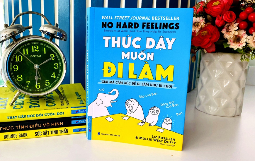 Sách Thức Dậy Muốn Đi Làm. Tác giảLiz Fosslien, Mollie West Duffy