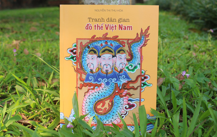 Ấn phẩm nghiên cứu về dòng tranh đồ thế Việt Nam. Ảnh: Thu Huệ.