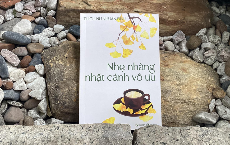 Nhẹ Nhàng Nhặt Cánh Vô Ưu - Thích Nữ Nhuận Bình