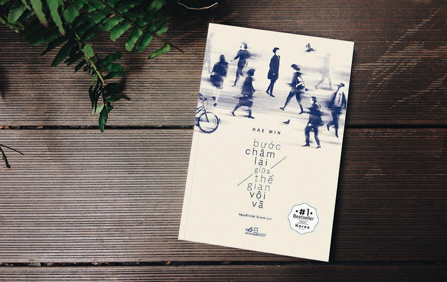 Sách "Bước Chậm Lại Giữa Thế Gian Vội Vã" của tác giả Hae Min