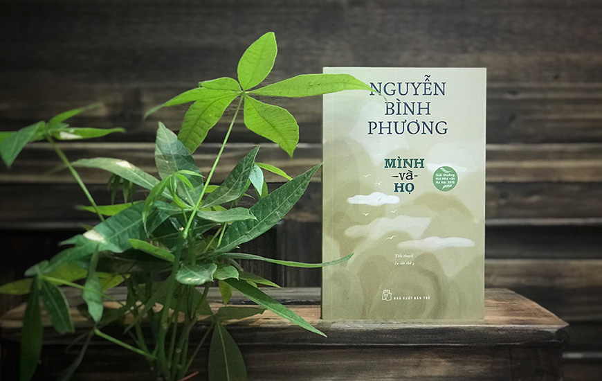 Sách "Mình và Họ" của tac giả  Nguyễn Bình Phương