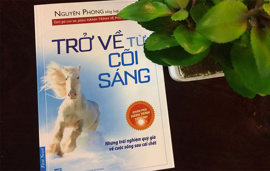 Sách "Trở Về Từ Cõi Sáng" của tác giả Nguyên Phong