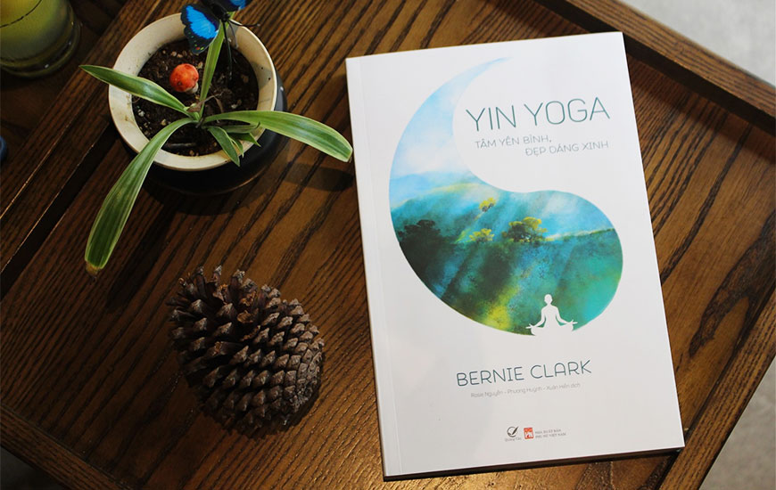 Sách Yin Yoga – Tâm Yên Bình, Đẹp Dáng Xinh. Tác giả Bernie Clark